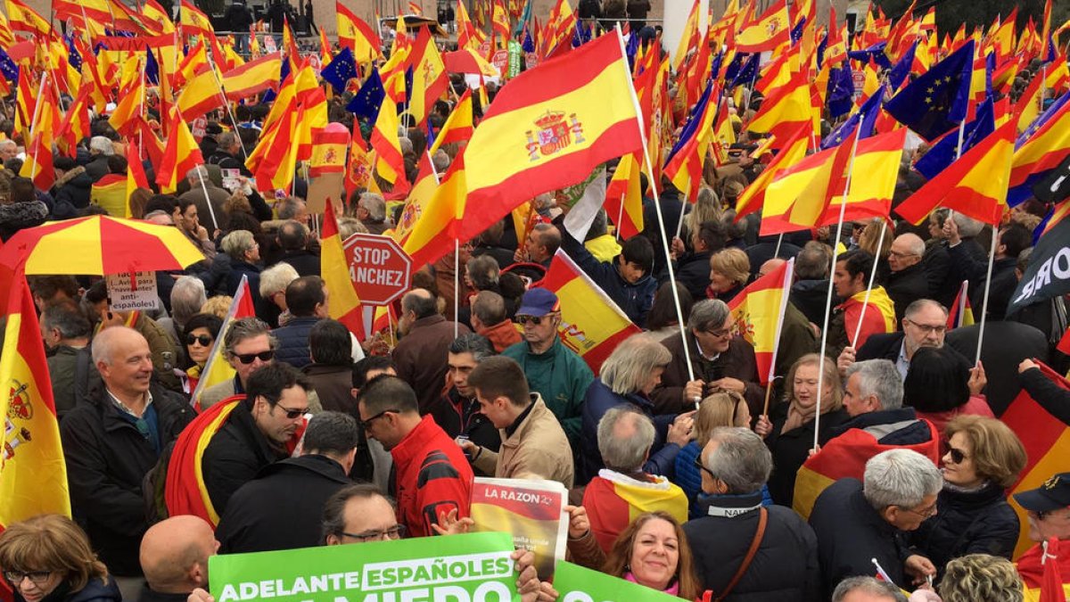 La concentració a favor d'una «Espanya unida» omple la plaça Colom de Madrid per reclamar eleccions a Pedro Sánchez