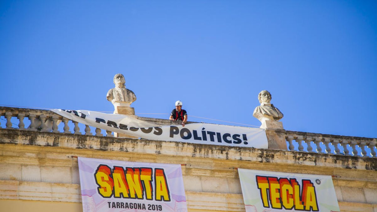 La Intersindical-SCS mostrarà cada dia la pancarta dels presos davant l'Ajuntament de Tarragona
