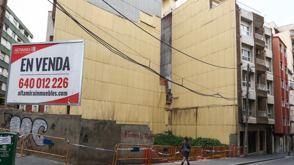 Un conductor bebido se estampa contra un muro en Tarragona y resulta ileso