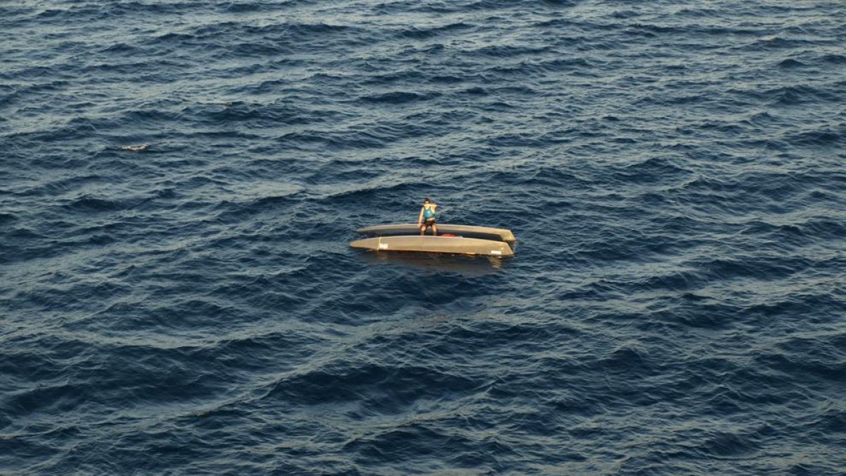 Rescatan a un tripulante de un patinete a la deriva que había volcado a Coma-ruga