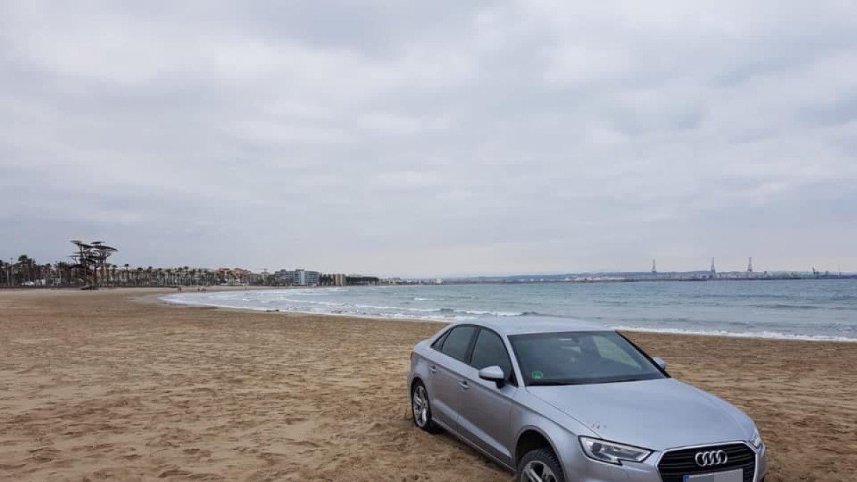 Vehicle a la platja de La Pineda.