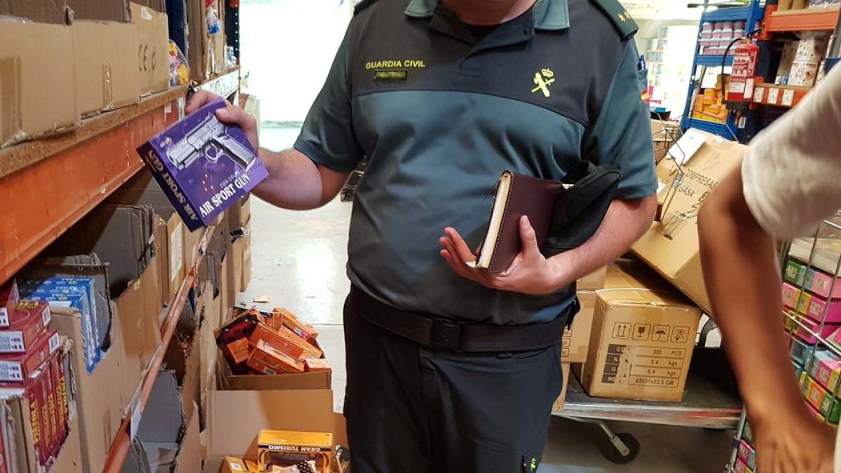 Intervingudes 420 armes d'airsoft en un comerç majorista de Tarragona