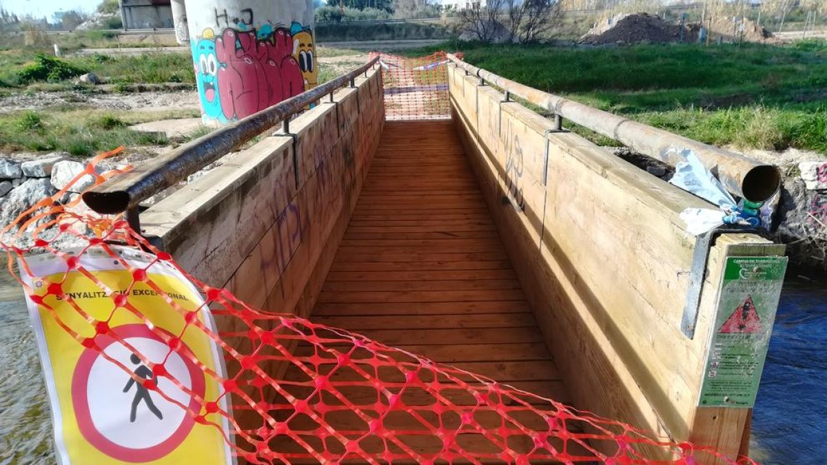 El puente de madera del Francolí vuelve a su lugar cuatro meses después