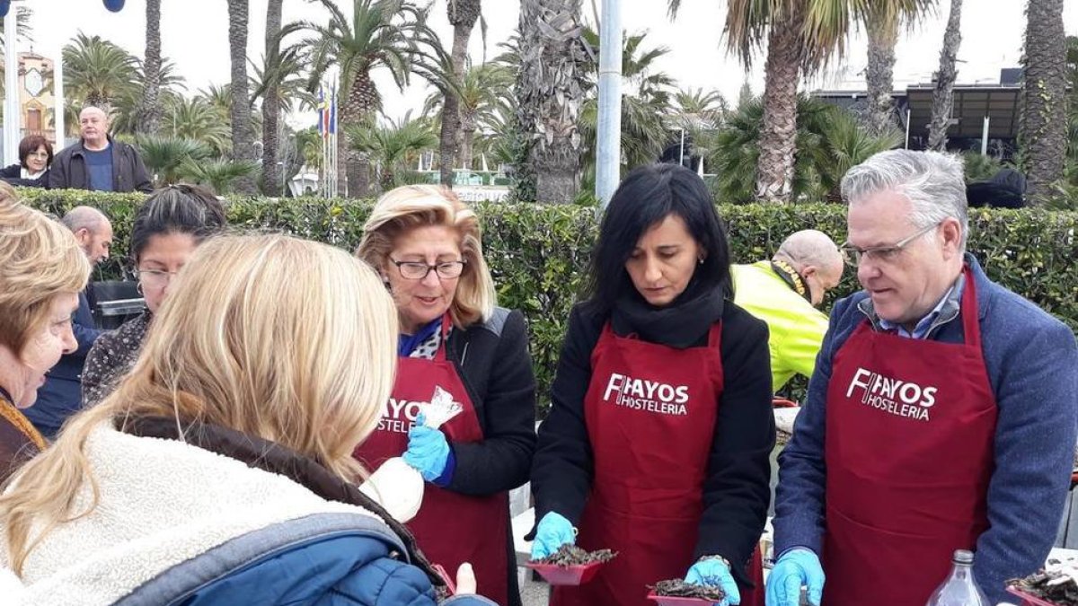 Salou serveix mil racions de fideus negres