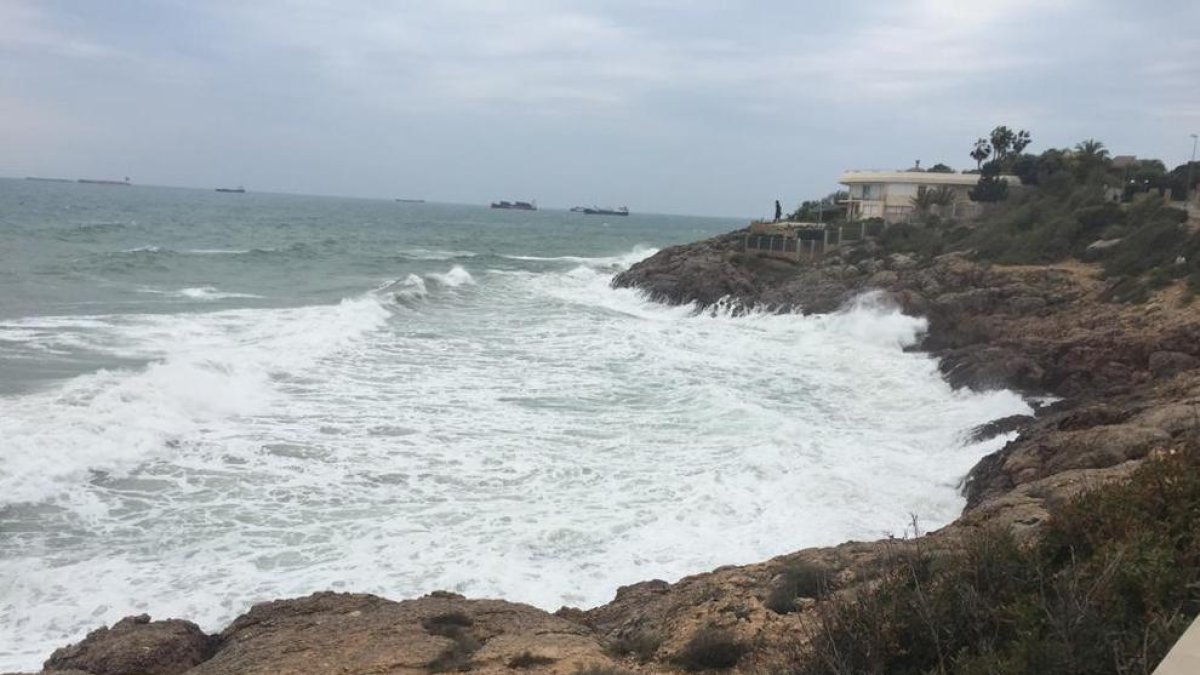 El fort onatge i el vent mantenen activades les alertes