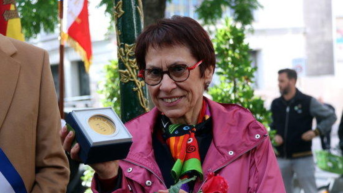 Margarita Català, filla de Neus Català, amb la medalla Grand Vermeil que París l'ha atorgat a la seva mare a títol pòstum.