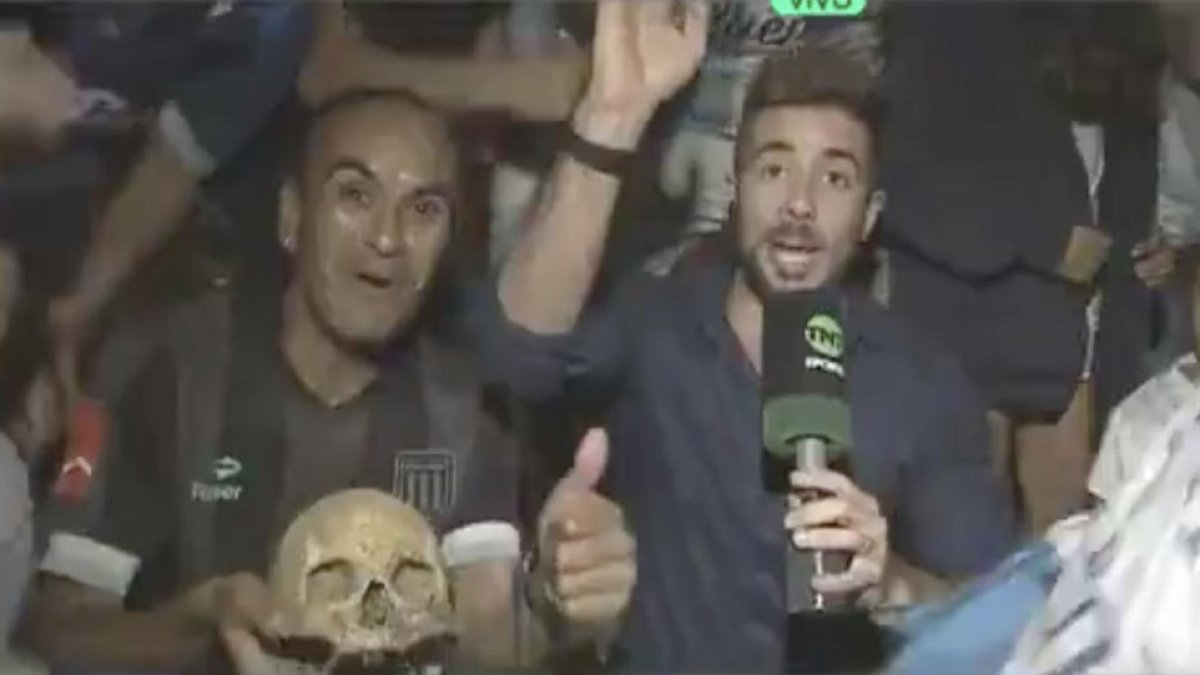 Desentierra el cráneo de su abuelo para que 'viva' la celebración de la de su equipo en la Argentina