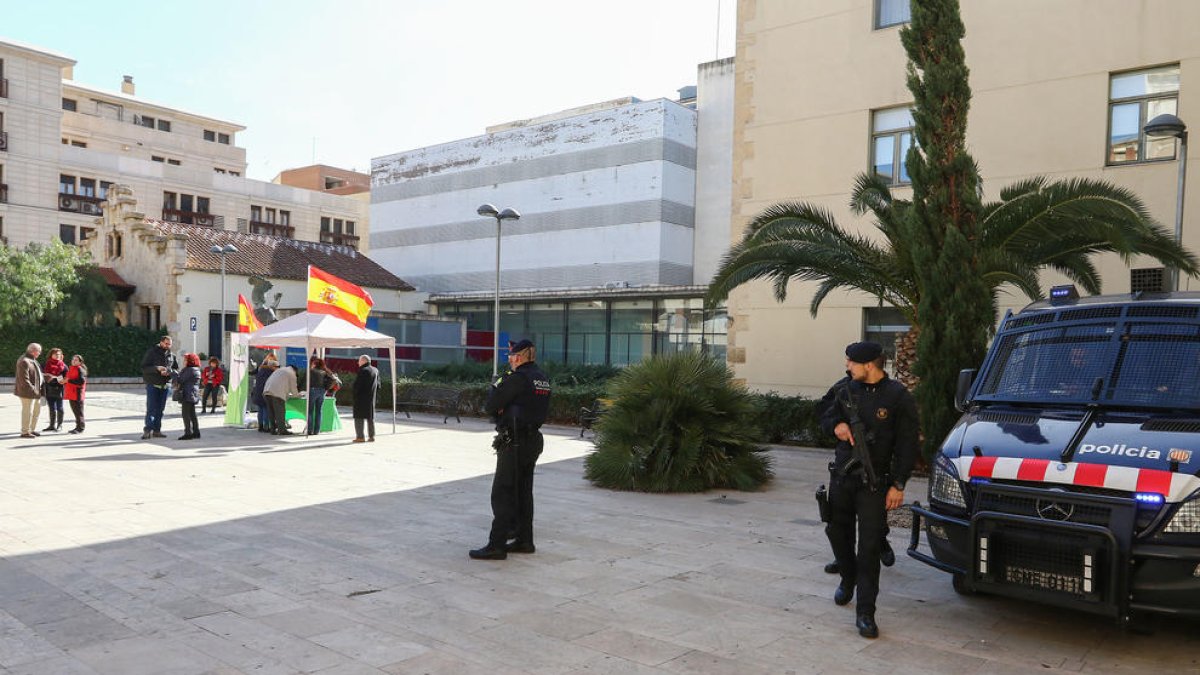 Gran desplegament policial al voltant d'una taula informativa de Vox a Reus