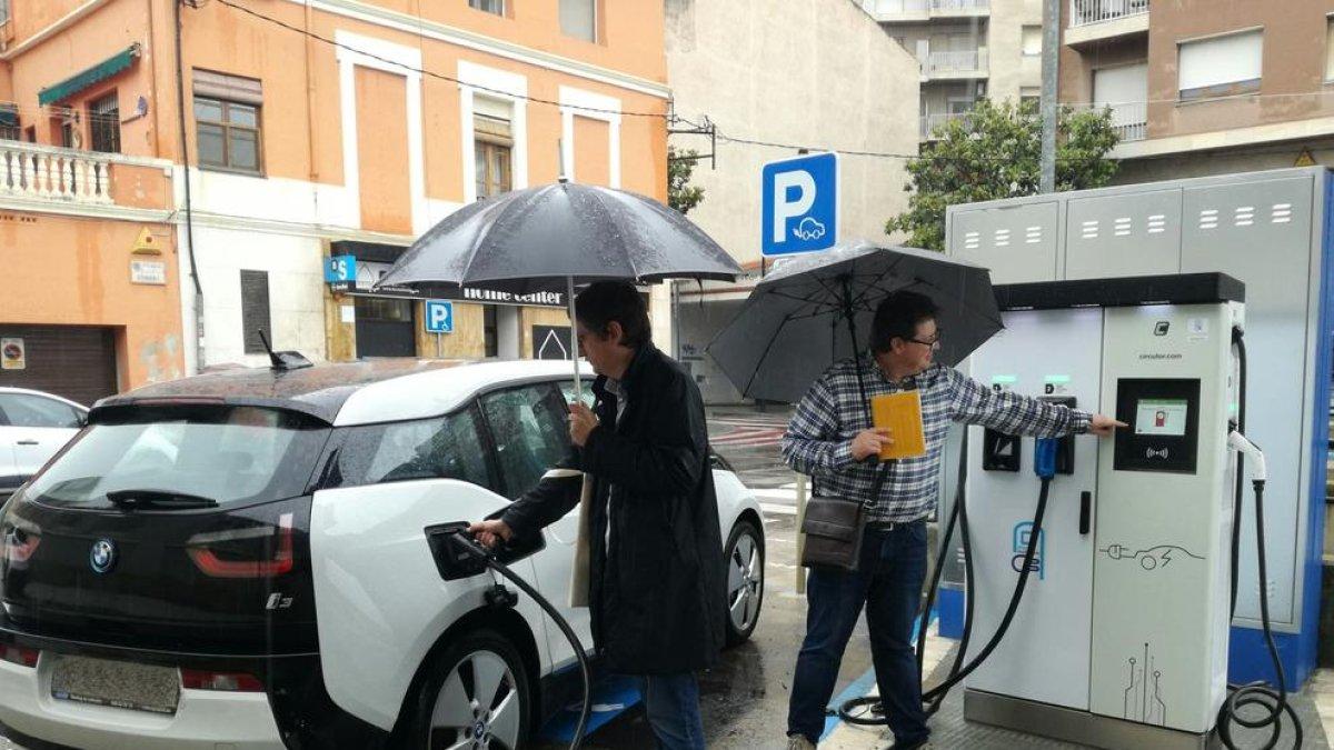 Entra en servei el punt de recàrrega de vehicles elèctrics de la plaça d'Orient del Vendrell