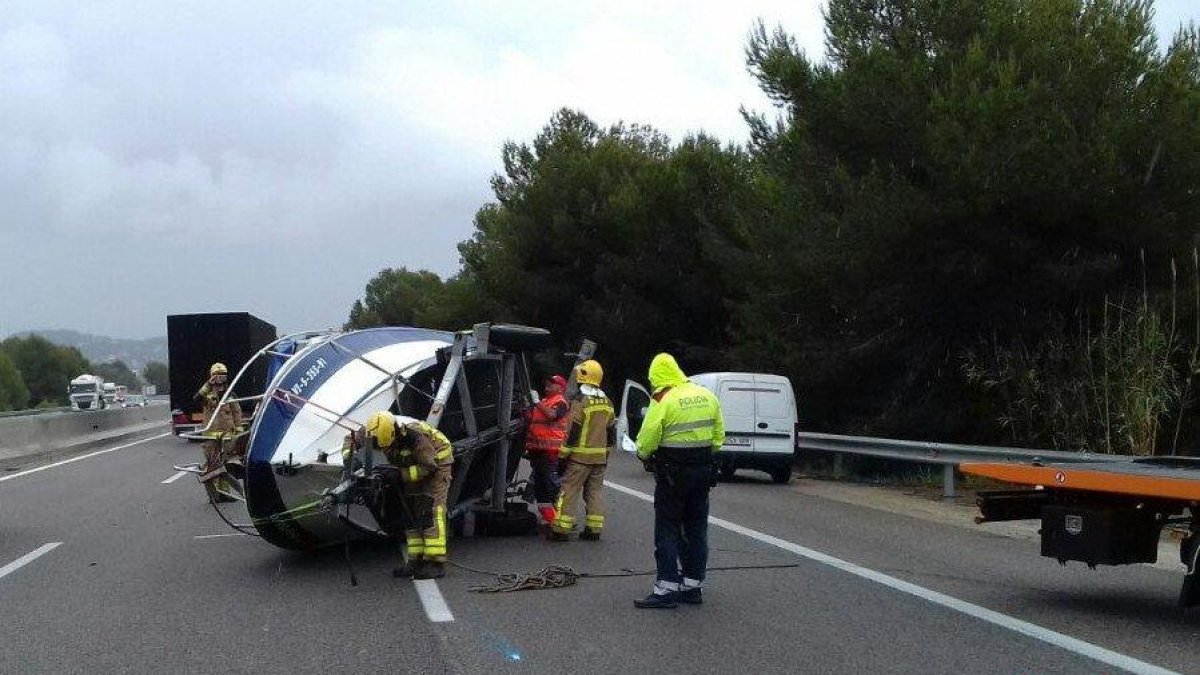 Un vehicle perd el remolc que transportava un vaixell a l'AP-7 a Tarragona