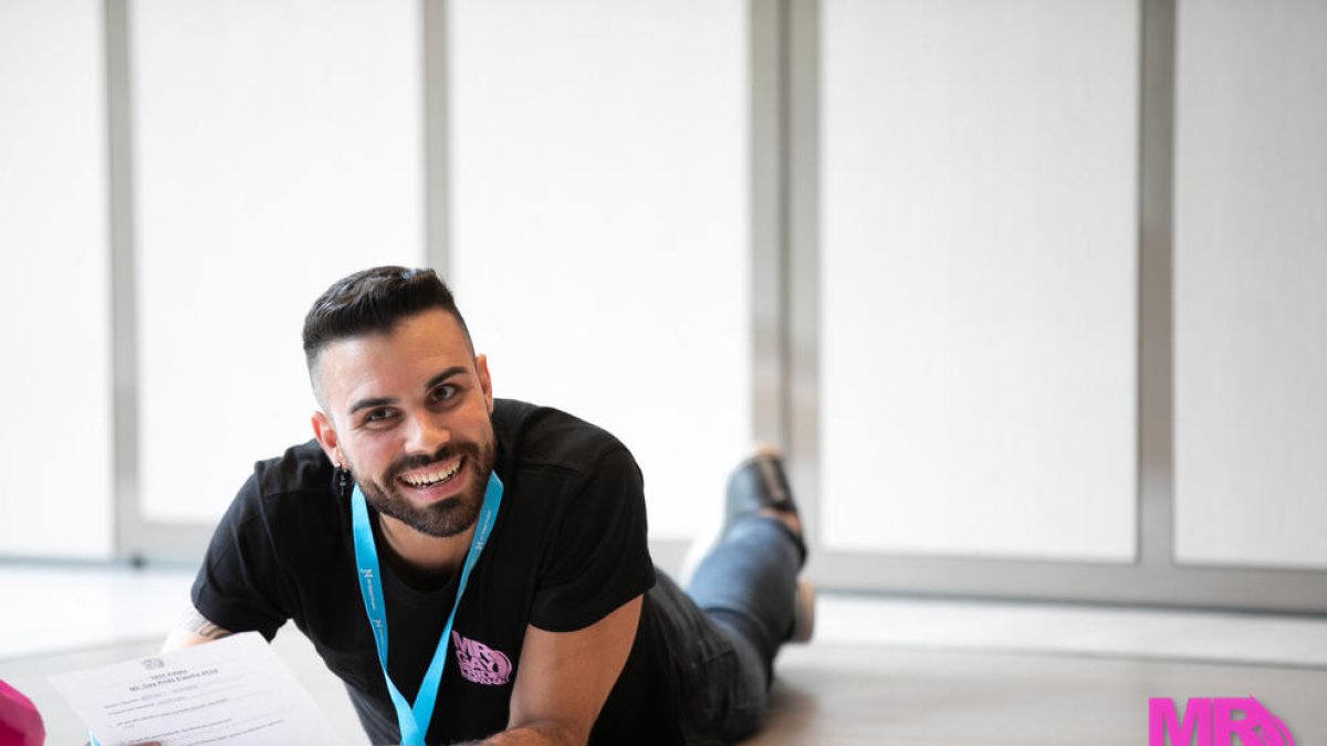 «A les ciutats petites, si dos nois van agafats de la mà, la gent encara els mira»