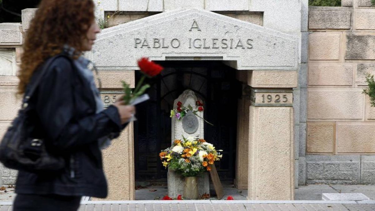 Profanan las tumbas de la Pasionaria y del fundador del PSOE