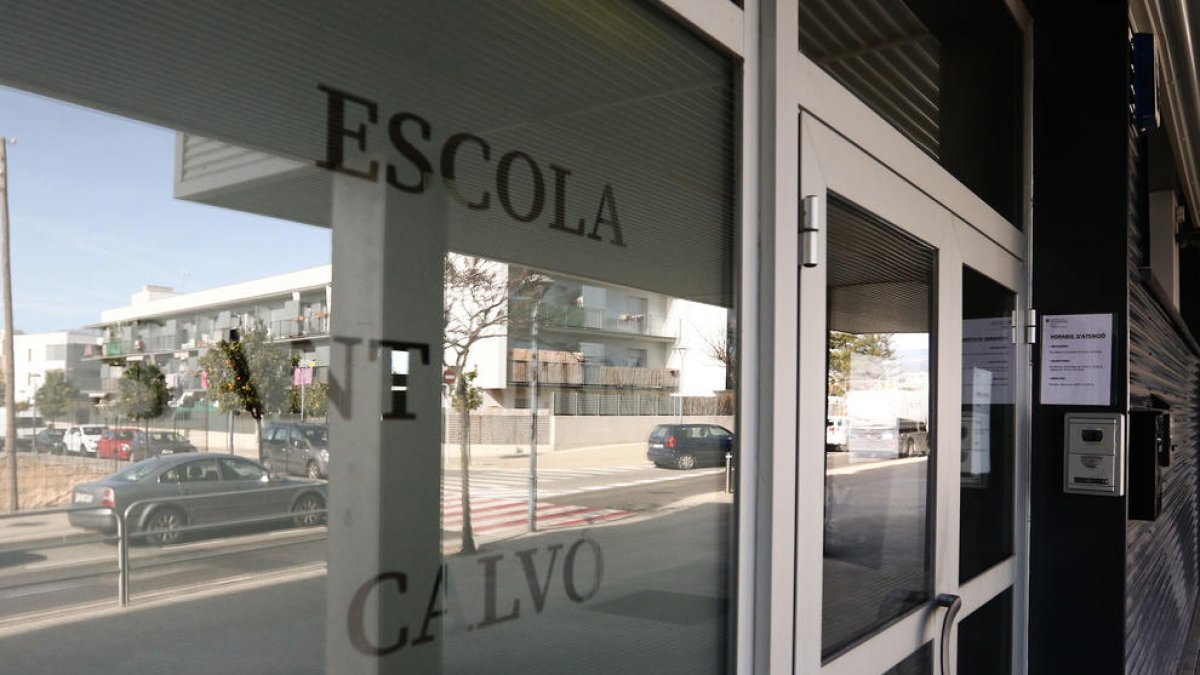 La Escuela Sant Bernat Calvó hace realidad la incorporación de la letra 'v' a su nombre