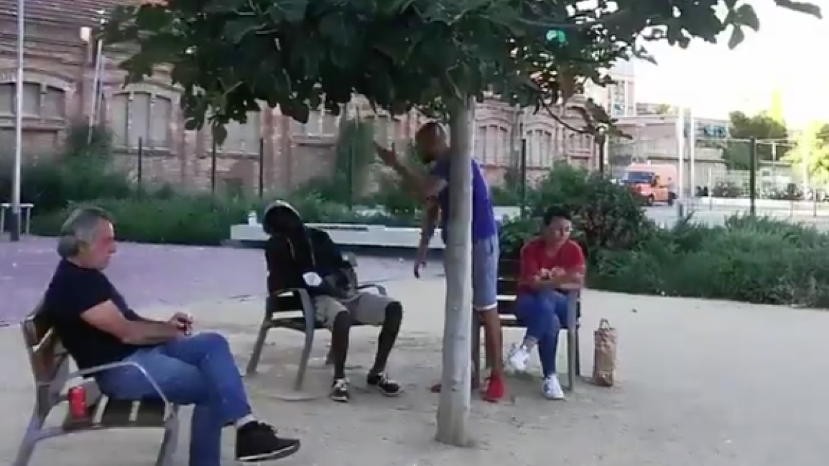Detingut per proferir insults racistes a un jove que estava assegut al banc d'una plaça