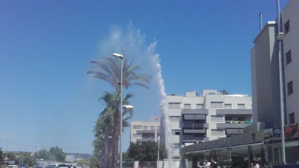 Es produeix una fuita d'aigua al mig d'un carrer de la zona de Nova Torredembarra