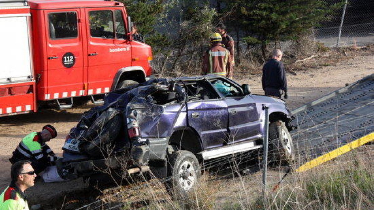 Plano abierto del todoterreno accidentado en la AP-7 en Cambrils el 12 de abril del 2015.