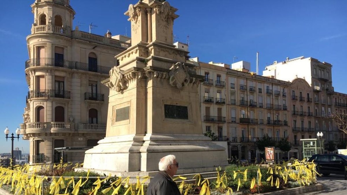 Tercera Joventut per la República penja llaços grocs al Balcó i al Monument a Roger de Llúria
