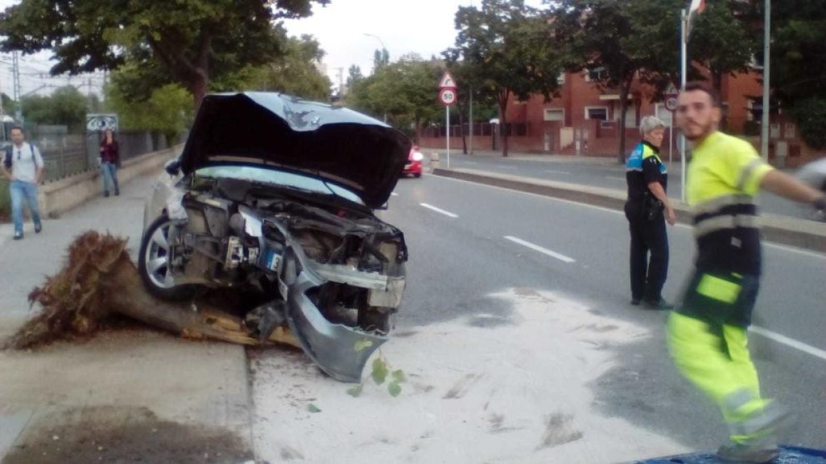 S'estampen contra un arbre a Reus i es fuguen abans de poder ser atesos pel SEM