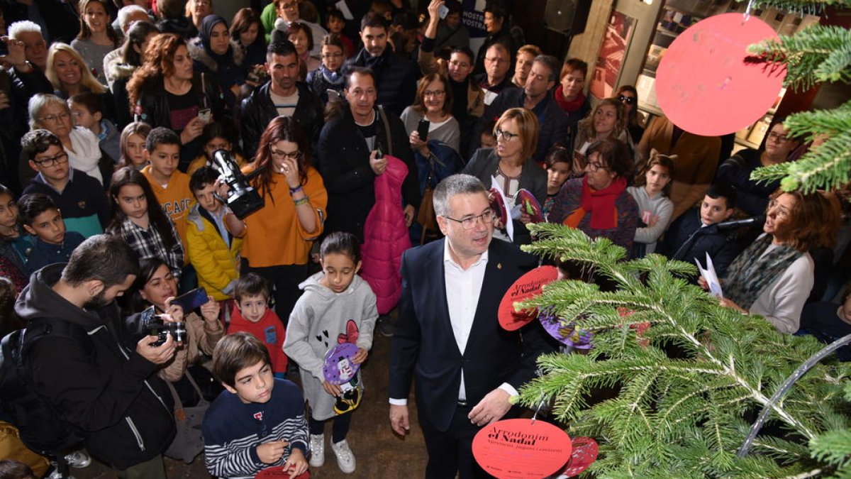 Escolars de Tarragona omplen l'Arbre dels Desitjos de bons propòsits