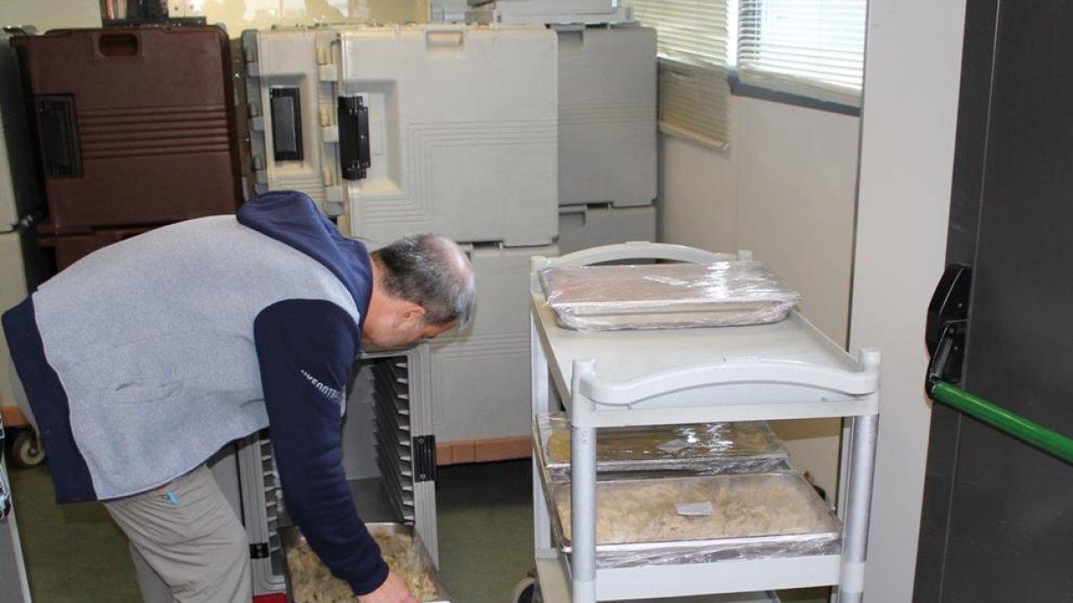 Juan XXIII alimenta en diario a gente necesitada en Bonavista