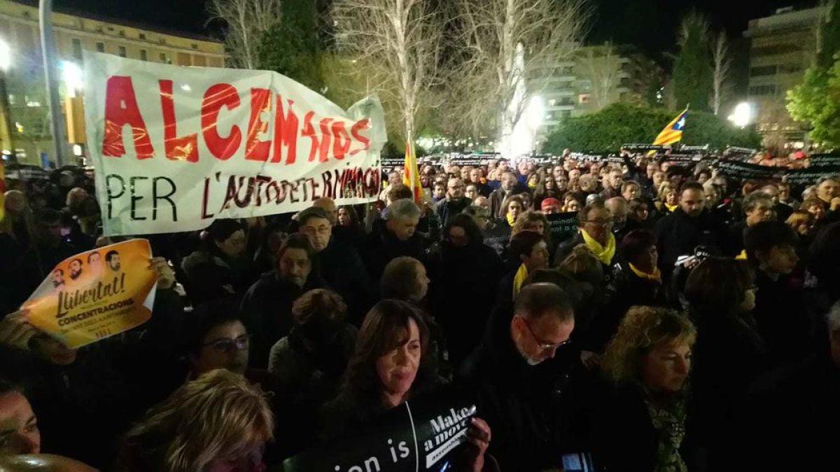 Centenars de persones es concentren a Tarragona per l'inici del judici de l'1-O
