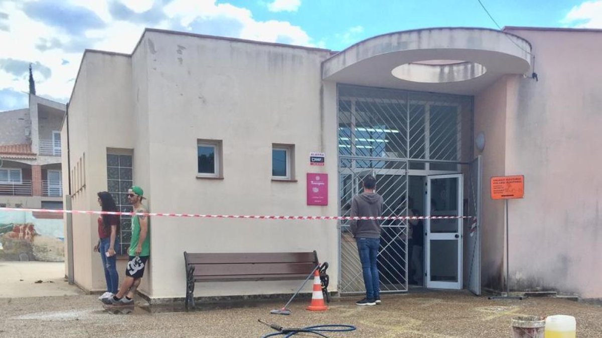 El colegio electoral de Monnars se despierta con pintadas de lazos amarillos