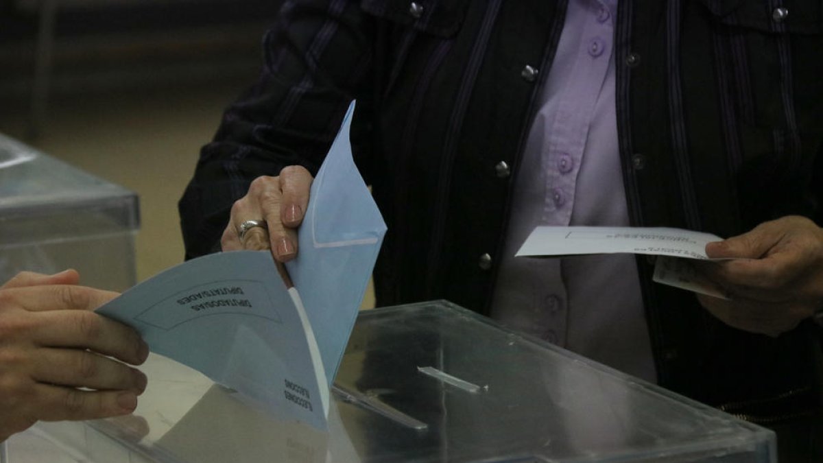 Les meses i col·legis electorals obren «sense incidències» a Catalunya