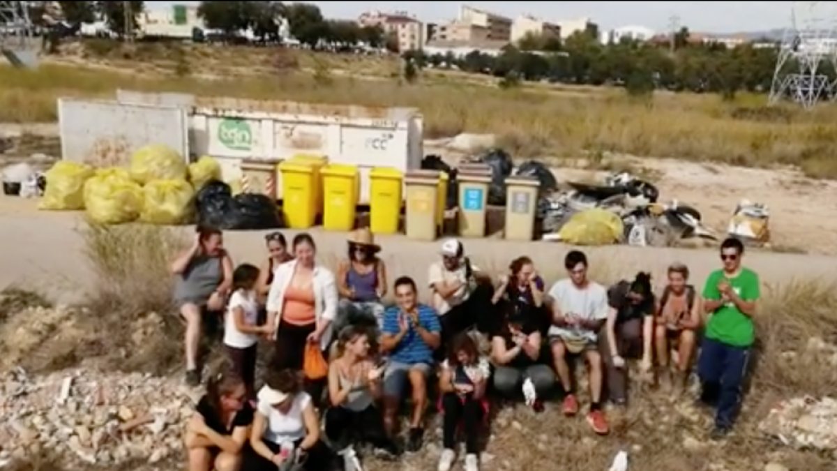 El col·lectiu Al Camp Residu Zero neteja la runa i deixalles acumulades als voltants del mercat de Bonavista
