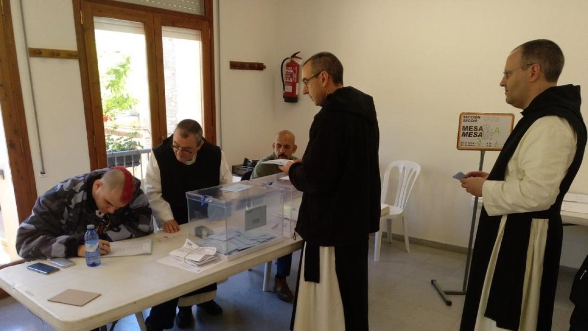 Els monjos de Poblet també participen de les eleccions