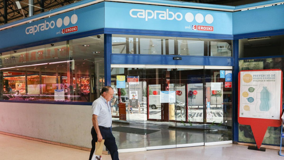 Caprabo baja la persiana de su 'súper' en el Mercado Central de Reus