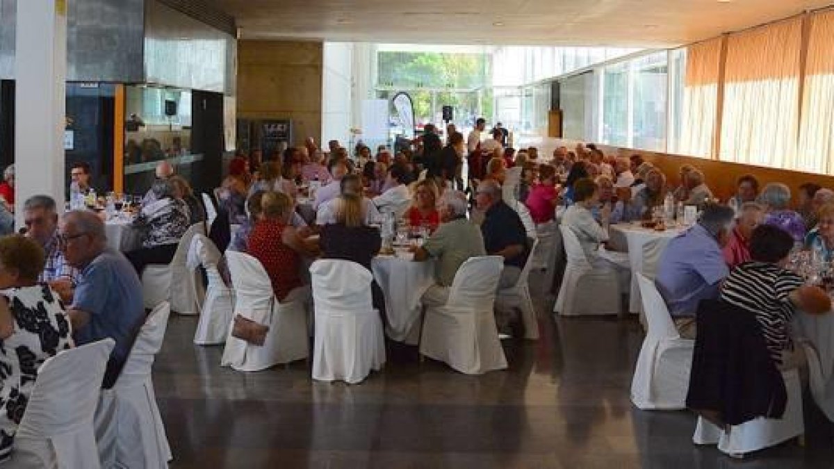 Unas 260 personas disfrutan de la comida homenaje a las personas mayores de Salou
