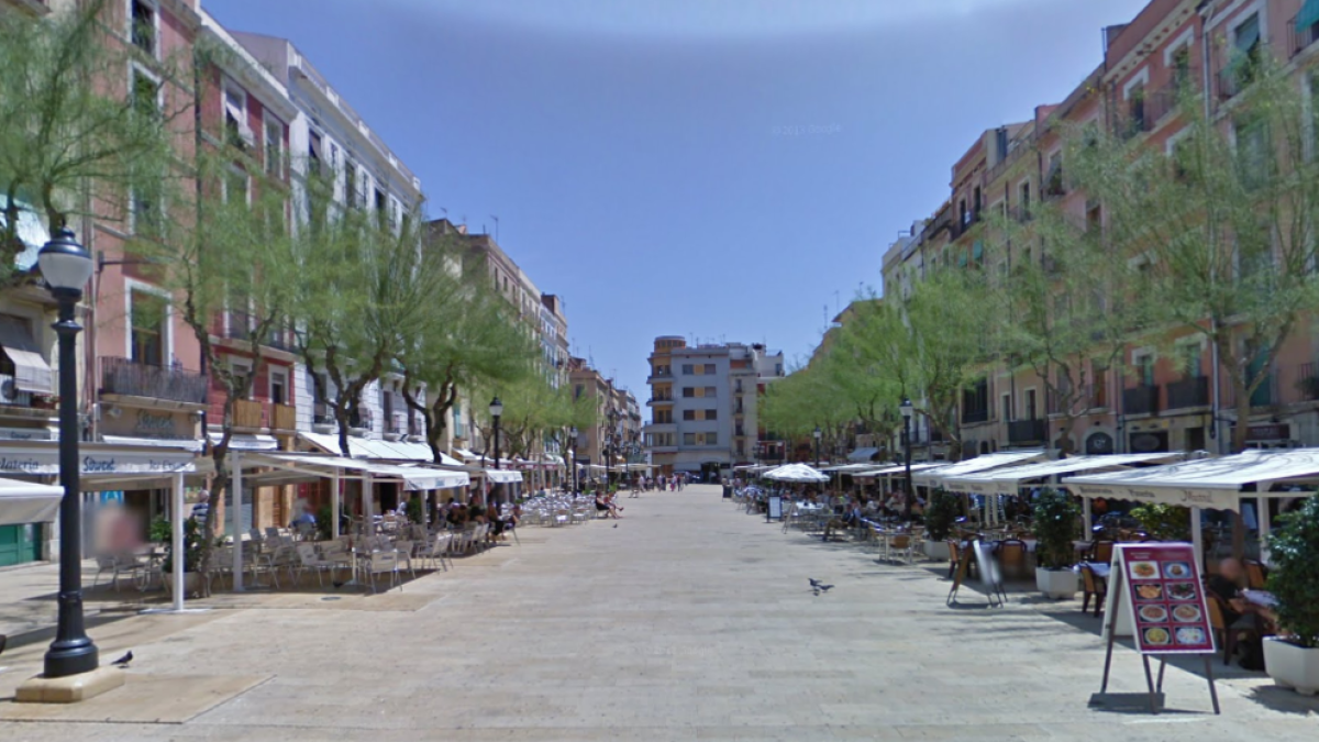 Un hombre le propina una bofetada a una mujer en plena plaza de la Font