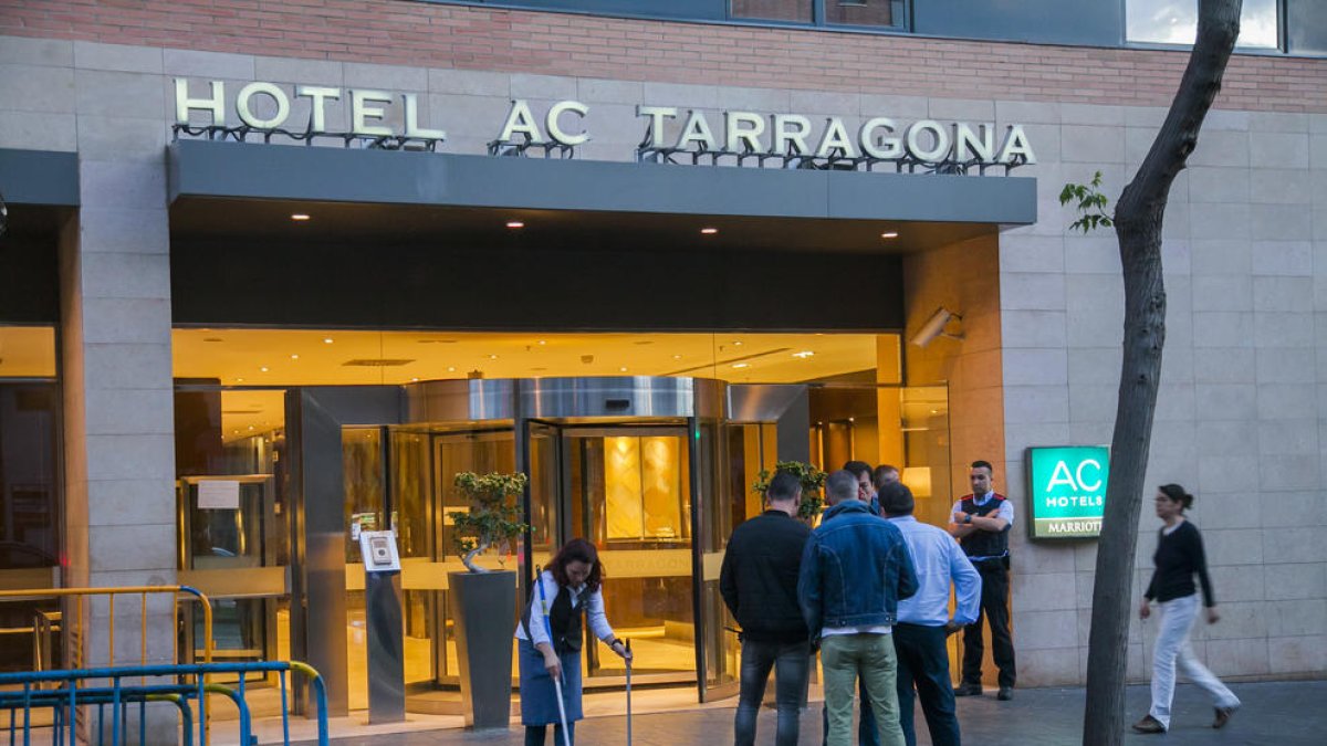 Desenes de romanesos s'apleguen a la porta de l'hotel AC de Tarragona per votar un referèndum nacional