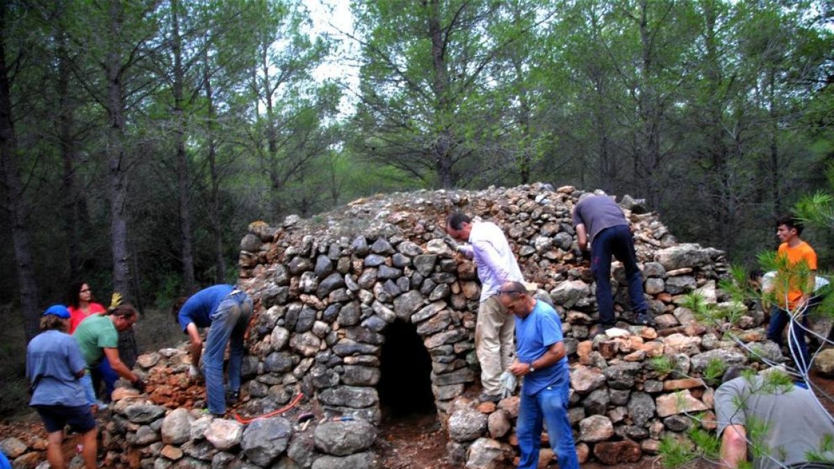 Voluntaris restauren una barraca de pedra seca a Mont-roig del Camp