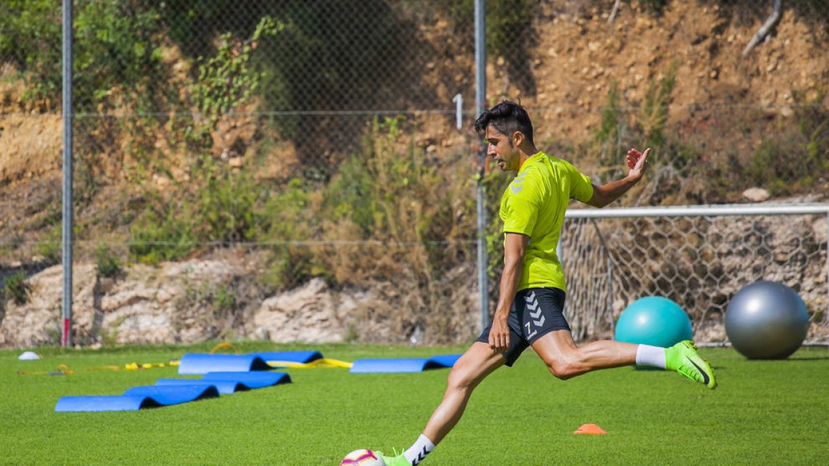 La baja de Sadik libera una ficha elevada para traer a otro delantero