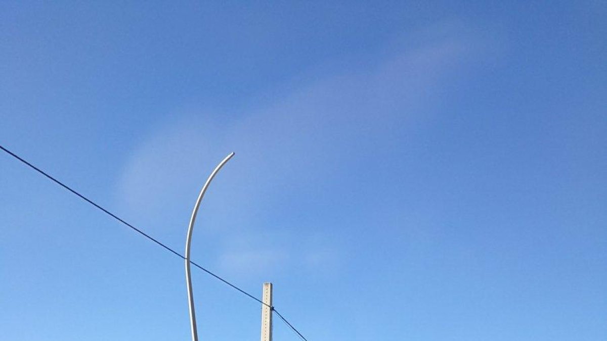 Un vehicle topa contra un fanal després de desfrenar-se a Altafulla