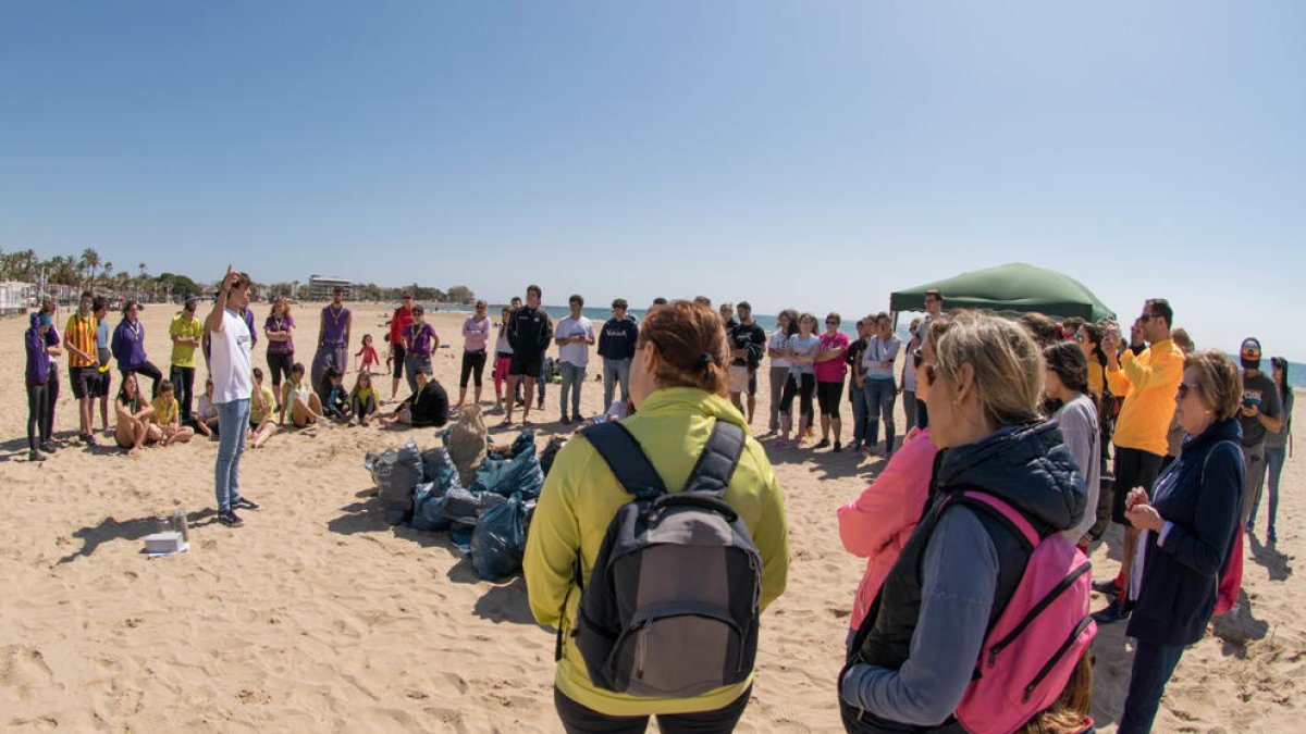 Más de un centenar de voluntarios limpian la playa del Regueral de Cambrils