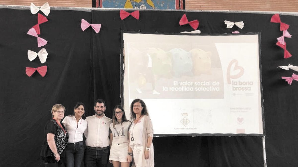 L'alcalde, Sergi Pedret, al centre, durant la presentació que es va fer del projecte, diumenge.