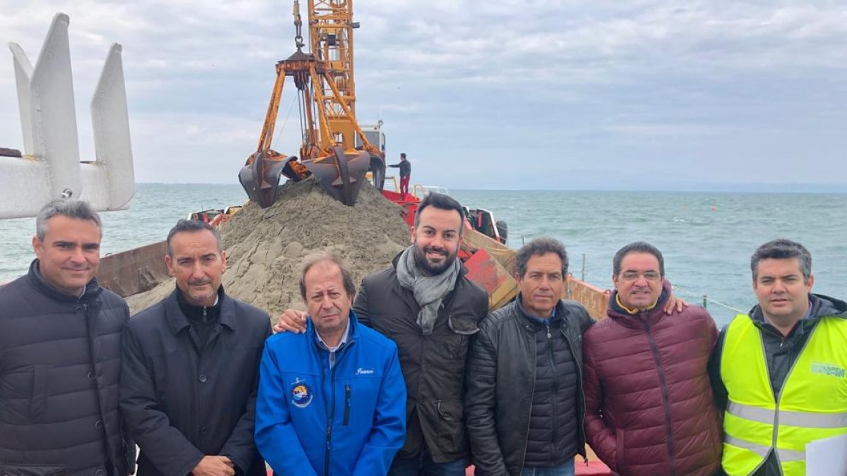 Deltebre ejecuta el primer dragado de la bocana del río Ebro