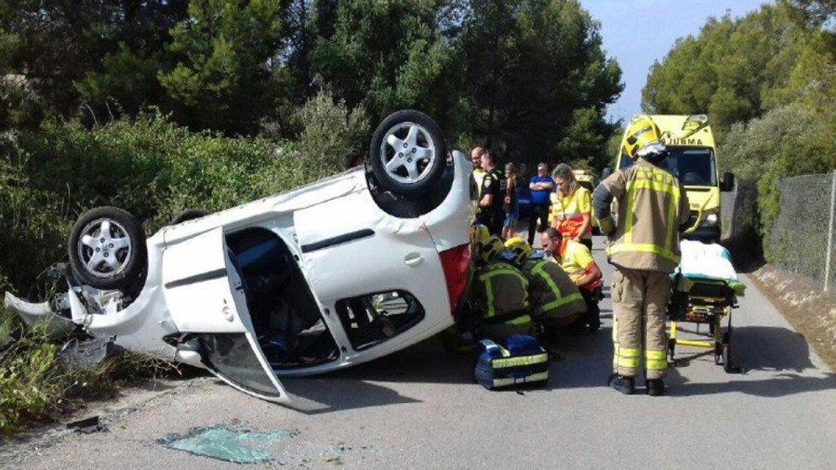 Tres ferits en bolcat un cotxe al Vendrell