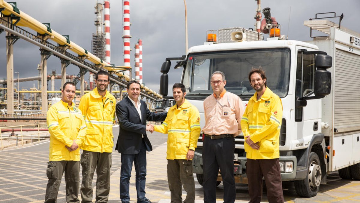 Repsol entrega un vehículo de Bombers a una Agrupación de Defensa Forestal