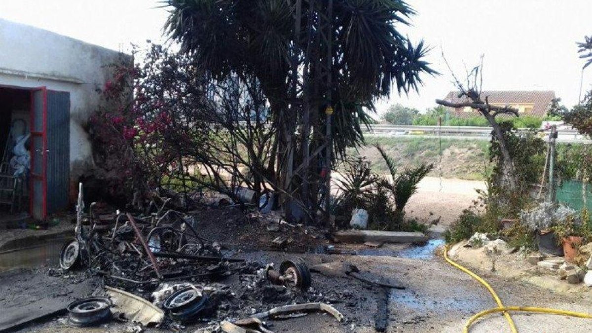 Crema completament un vehicle a Deltebre