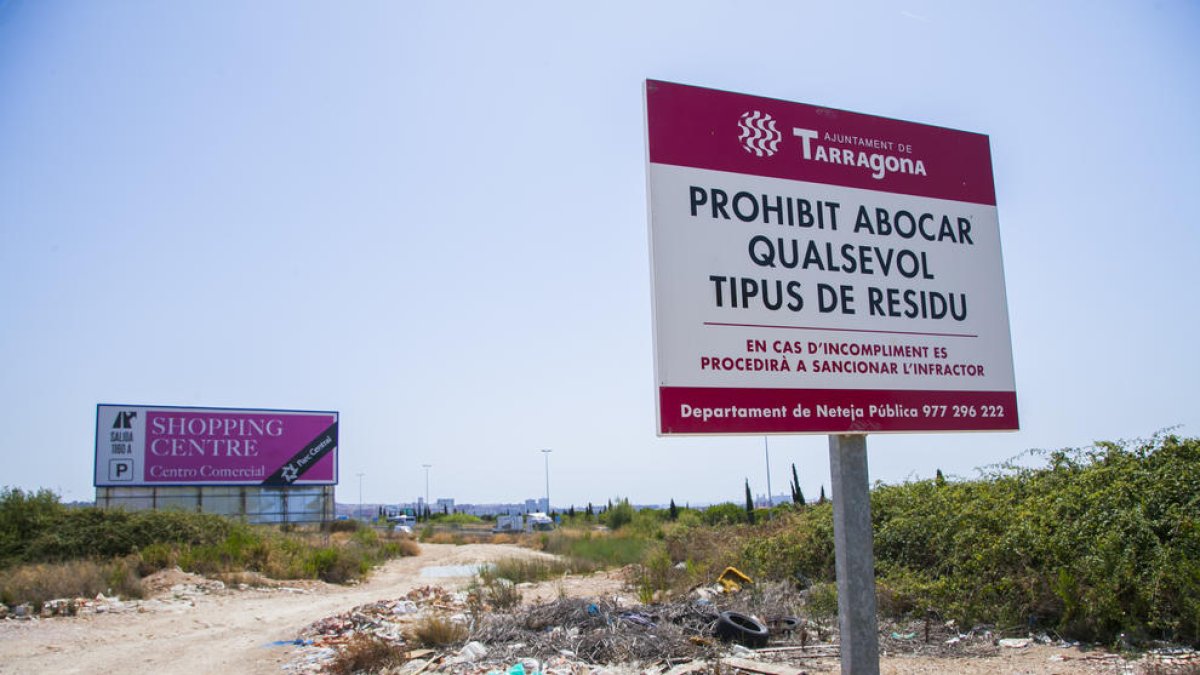 L'abocador de les Gavarres continua malgrat les neteges de la propietat