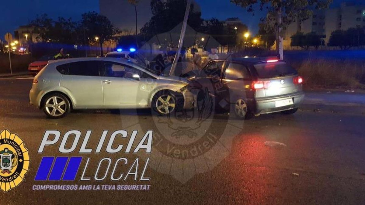 Un coche se salta un stop y choca contra otro turismo en el Vendrell