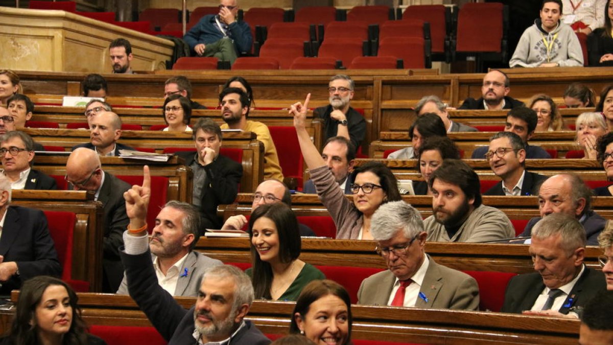 El Parlamento reclama a Tuesta que se someta a una cuestión de confianza o convoque elecciones