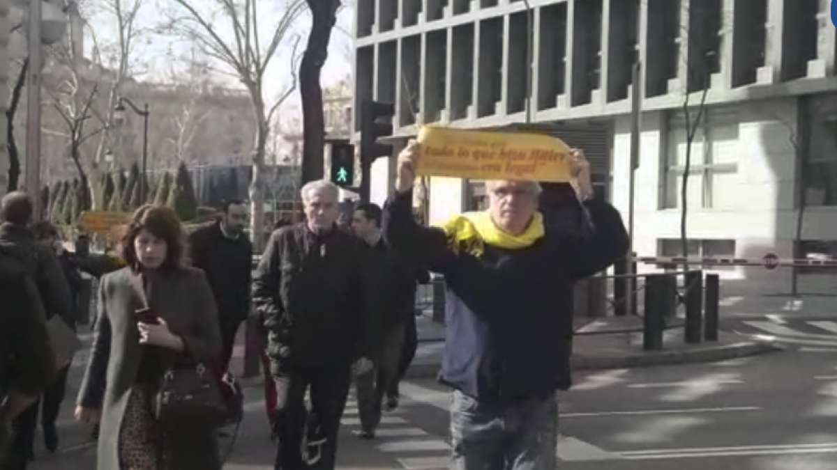 Imatge de Lluís Pastrana realitzant l'acció de protesta de 'Silenci, rebel·leu-vos' davant del Tribunal Suprem.