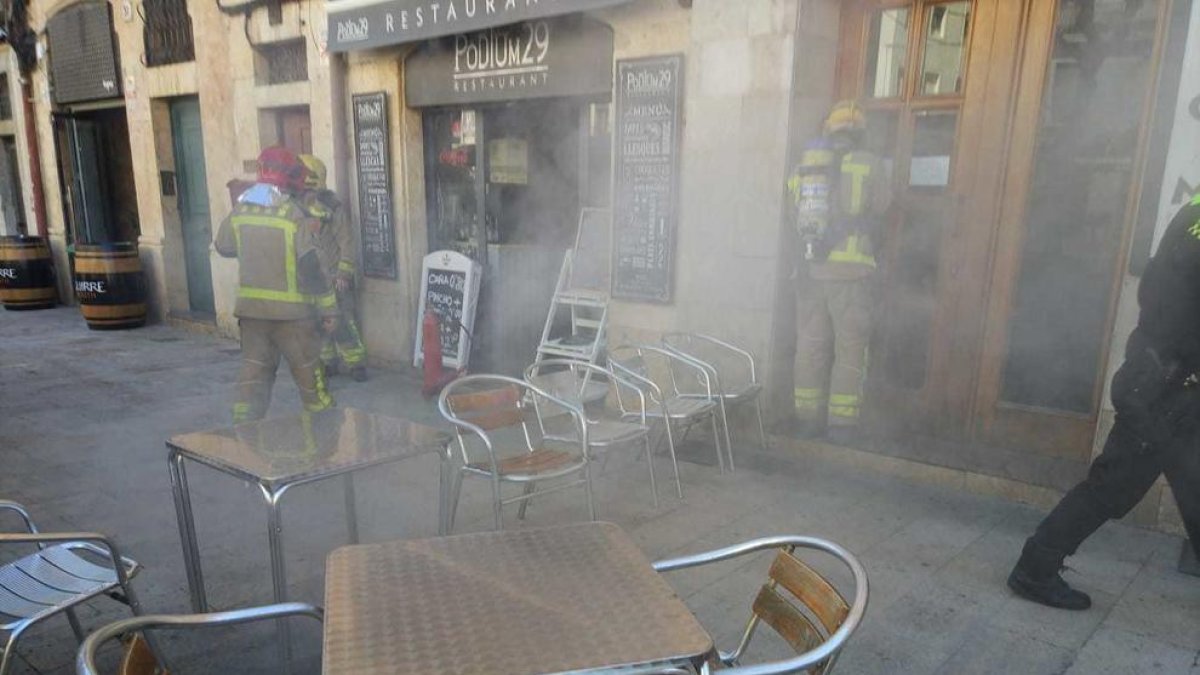Un incendio en un restaurante de la plaza de la Font moviliza cinco dotaciones de Bombers