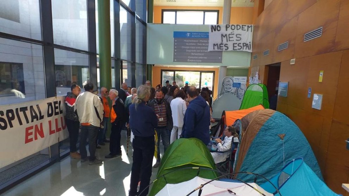 Los trabajadores del Hospital del Vendrell acampan para reivindicar el «colapso» de urgencias
