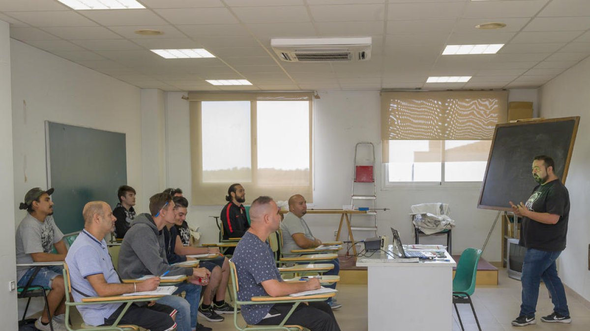 Una quincena de personas hacen un nuevo curso de carretillero en Constantí