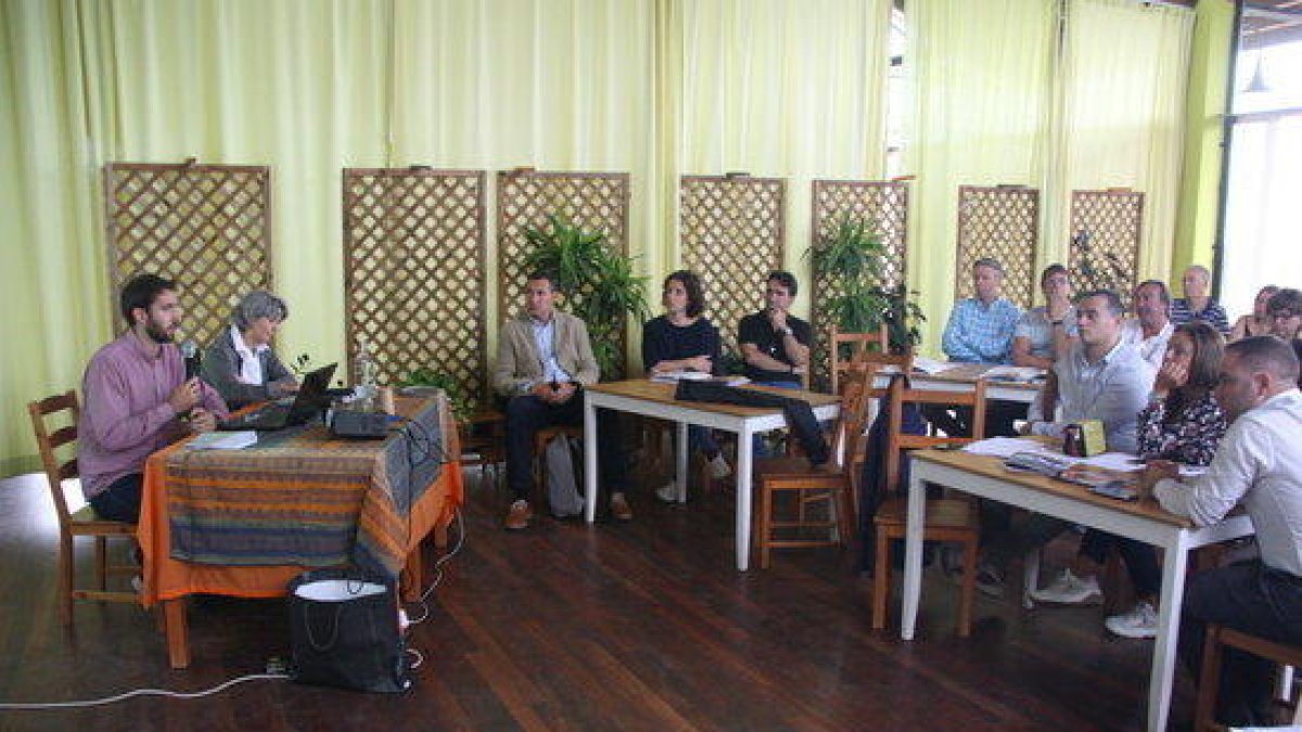 Una de las ponencias de las jornadas sobre prácticas ecológicas y arquitectónicas organizada por la Associació de Càmpings de la Costa Daurada y las Terres de l'Ebre en Vinyols i els Arcs.